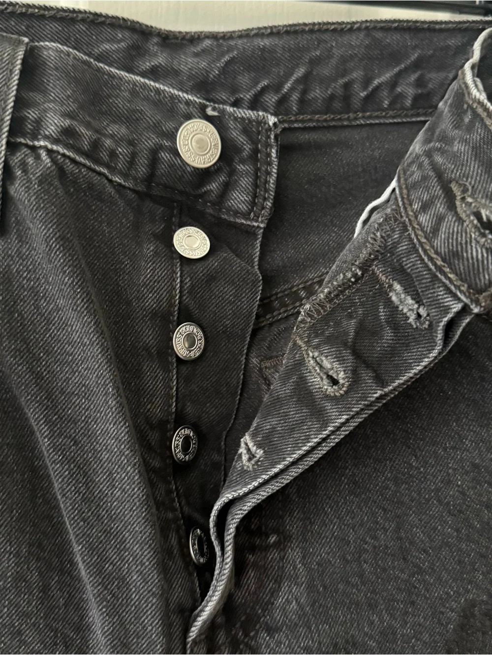 Levi’s 501 Mid-Thigh Denim Short in Black 28